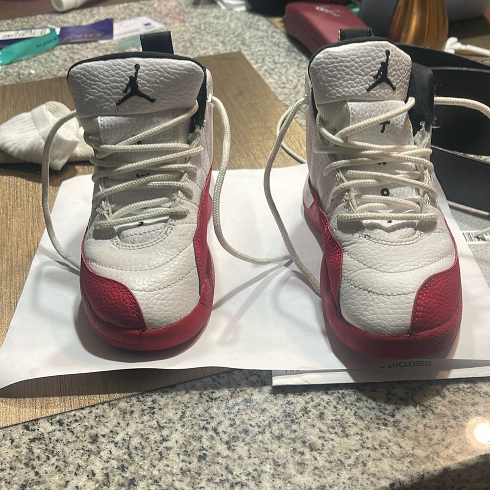 White/red Jordan retro 12 . Size 11c